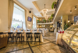 Ресторан Сенполия Зал на первом этаже с летней террасой - фото 7